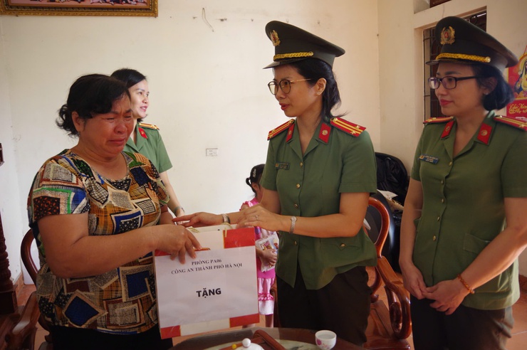 PHÒNG PA06 - CÔNG AN TP HÀ NỘI THĂM TẶNG QUÀ CHỊ EM PHỤ NỮ CÓ HOÀN CẢNH KHÓ KHĂN TẠI XÃ VÂN ĐÌNH VÀ HOÀ XÁ- Ảnh 2.