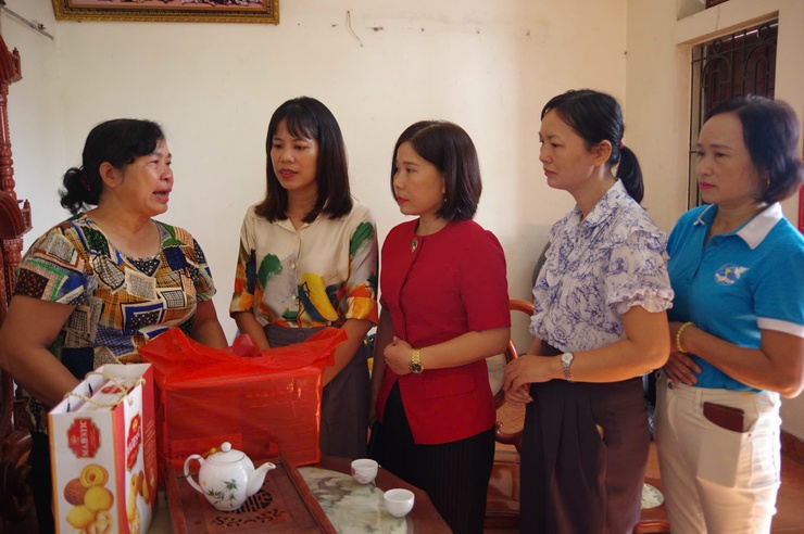 PHÒNG PA06 - CÔNG AN TP HÀ NỘI THĂM TẶNG QUÀ CHỊ EM PHỤ NỮ CÓ HOÀN CẢNH KHÓ KHĂN TẠI XÃ VÂN ĐÌNH VÀ HOÀ XÁ- Ảnh 3.