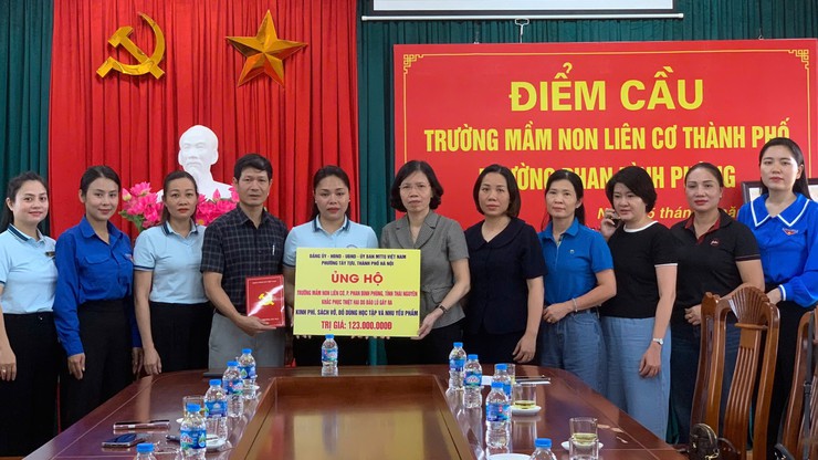 Phường Tây Tựu trao hỗ trợ cho các trường học bị ảnh hưởng do bão, lũ tại phường Phan Đình Phùng, Tỉnh Thái Nguyên- Ảnh 1.