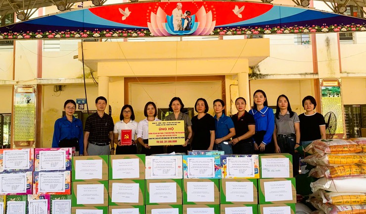 Phường Tây Tựu trao hỗ trợ cho các trường học bị ảnh hưởng do bão, lũ tại phường Phan Đình Phùng, Tỉnh Thái Nguyên- Ảnh 2.