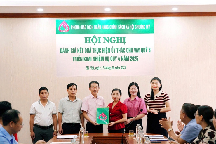 Phòng giao dịch Ngân hang Chính sách Xã hội Chương Mỹ ký hợp đồng tín dụng cho vay sinh viên học ngành Stem xã Phú Nghĩa- Ảnh 1.
