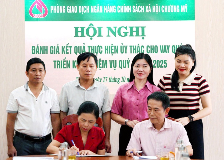 Phòng giao dịch Ngân hang Chính sách Xã hội Chương Mỹ ký hợp đồng tín dụng cho vay sinh viên học ngành Stem xã Phú Nghĩa- Ảnh 2.