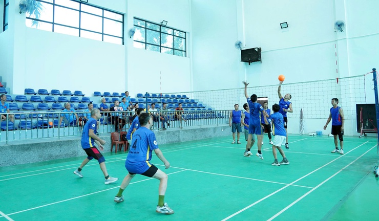 Sôi nổi  giải đấu bóng chuyền hơi nam tại Hội thao Người cao tuổi phường Chương Mỹ - Ảnh 1.