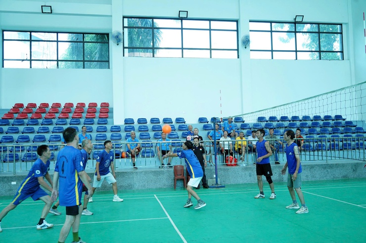 Sôi nổi  giải đấu bóng chuyền hơi nam tại Hội thao Người cao tuổi phường Chương Mỹ - Ảnh 2.