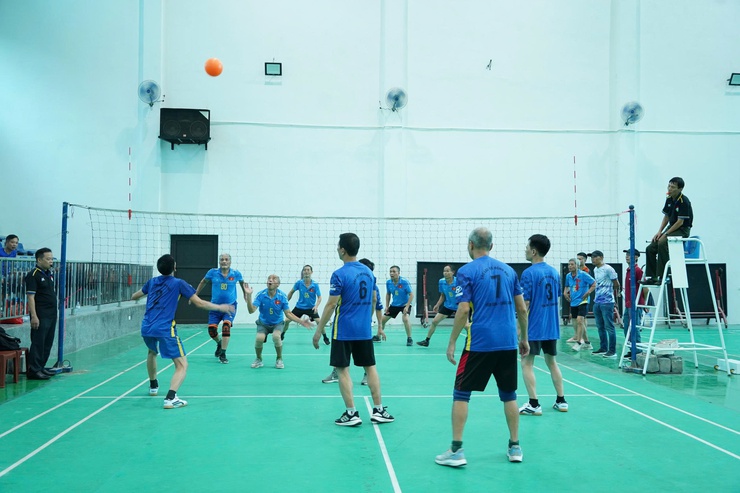 Sôi nổi  giải đấu bóng chuyền hơi nam tại Hội thao Người cao tuổi phường Chương Mỹ - Ảnh 3.