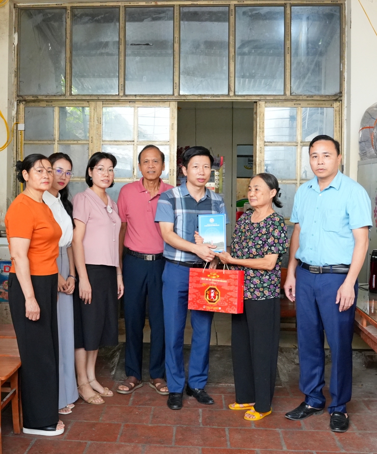 Sơn Tây trợ cấp đột xuất người có công bị tai biến đột quỵ- Ảnh 1.