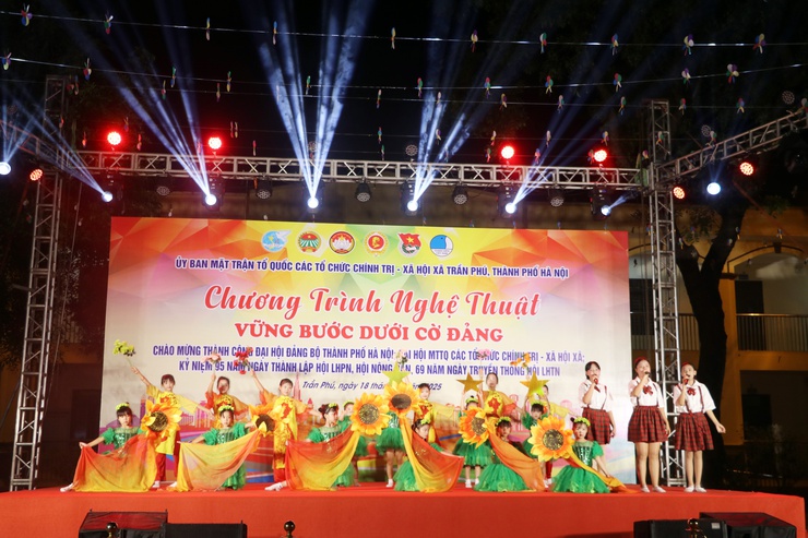 Chương trình Nghệ thuật “VỮNG BƯỚC DƯỚI CỜ ĐẢNG” thành công rực rỡ.- Ảnh 5.