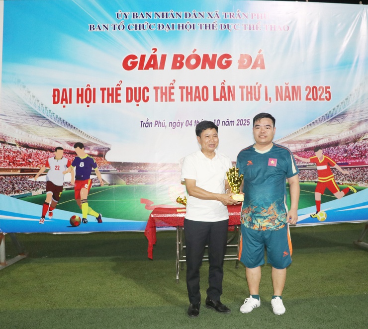 Giải bóng đá Đại hội TDTT xã Trần Phú lần thứ I năm 2025: Đội công an giành cúp vô địch- Ảnh 3.