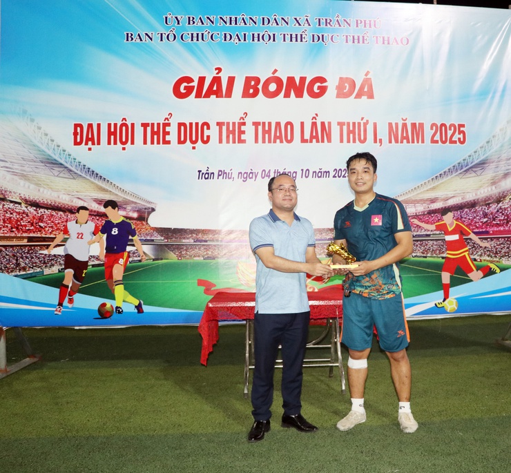 Giải bóng đá Đại hội TDTT xã Trần Phú lần thứ I năm 2025: Đội công an giành cúp vô địch- Ảnh 4.