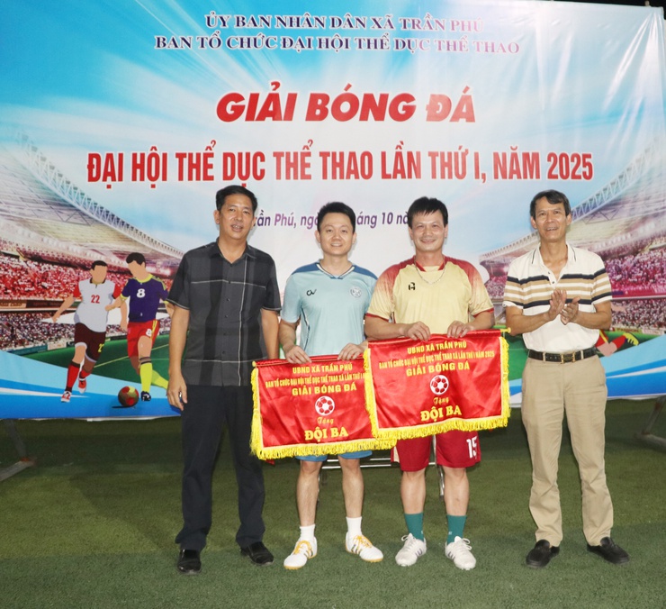 Giải bóng đá Đại hội TDTT xã Trần Phú lần thứ I năm 2025: Đội công an giành cúp vô địch- Ảnh 5.