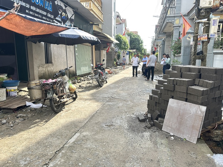 HĐND xã Thư Lâm khảo sát tiến độ các công trình đầu tư công trên địa bàn xã- Ảnh 2.