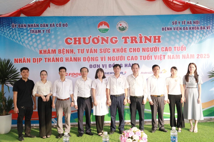 250 người cao tuổi xã Cổ Đô được khám bệnh, tư vấn và cấp thuốc miễn phí- Ảnh 1.