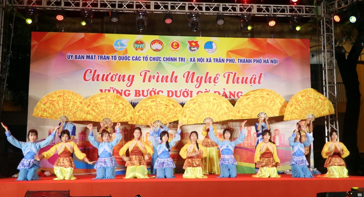 Chương trình Nghệ thuật “VỮNG BƯỚC DƯỚI CỜ ĐẢNG” thành công rực rỡ.- Ảnh 3.