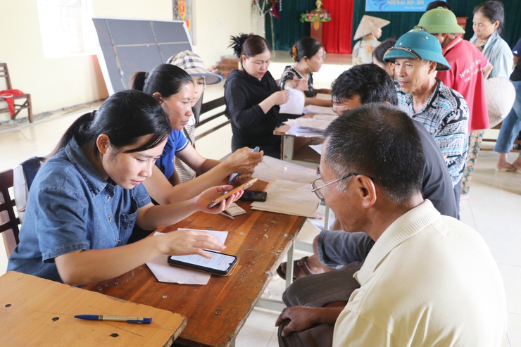 UBND xã Trần Phú: tăng cường thu thập dữ liệu đất đai, hướng dẫn cài đặt etax mobile và nộp thuế đất phi nông nghiệp bằng phương thức điện tử- Ảnh 1.