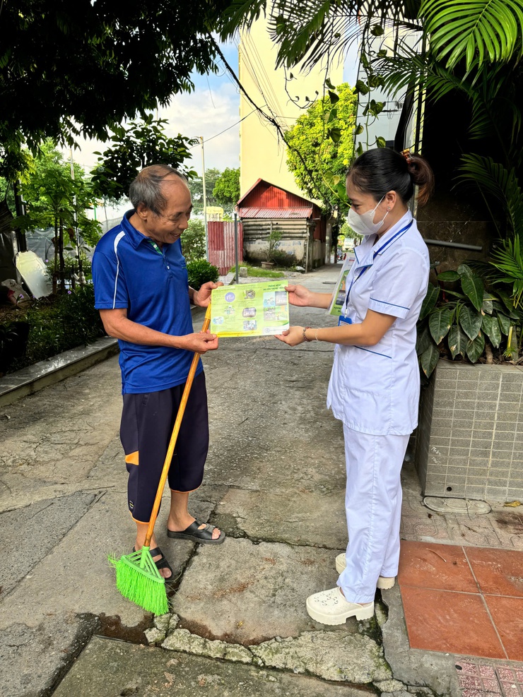Phường Việt Hưng ra quân tổng vệ sinh môi trường phòng, chống dịch bệnh sốt xuất huyết đợt II năm 2025- Ảnh 13.
