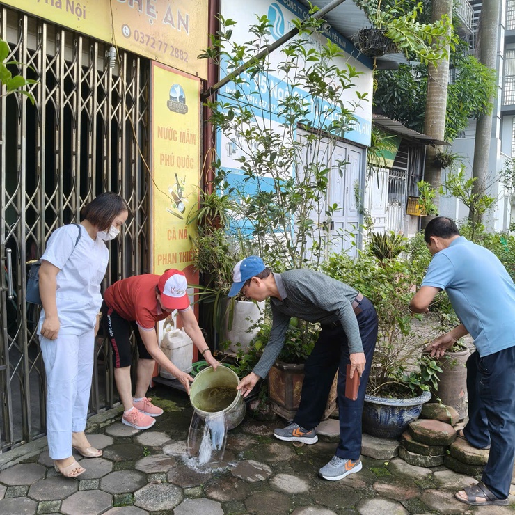 Phường Việt Hưng ra quân tổng vệ sinh môi trường phòng, chống dịch bệnh sốt xuất huyết đợt II năm 2025- Ảnh 10.