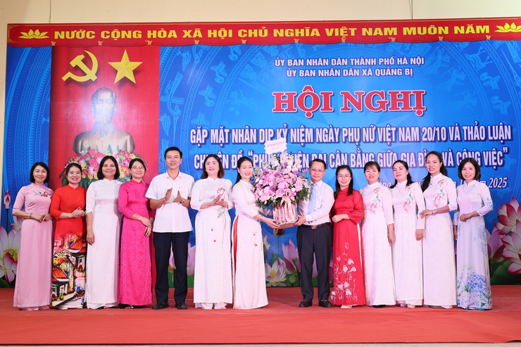 UBND xã Quảng Bị tổ chức buổi gặp mặt cán bộ, công chức, viên chức, người lao động nhân dịp kỷ niệm 95 năm ngày thành lập Hội Liên hiệp Phụ nữ Việt Nam (20/10/1930 – 20/10/2025)- Ảnh 9.