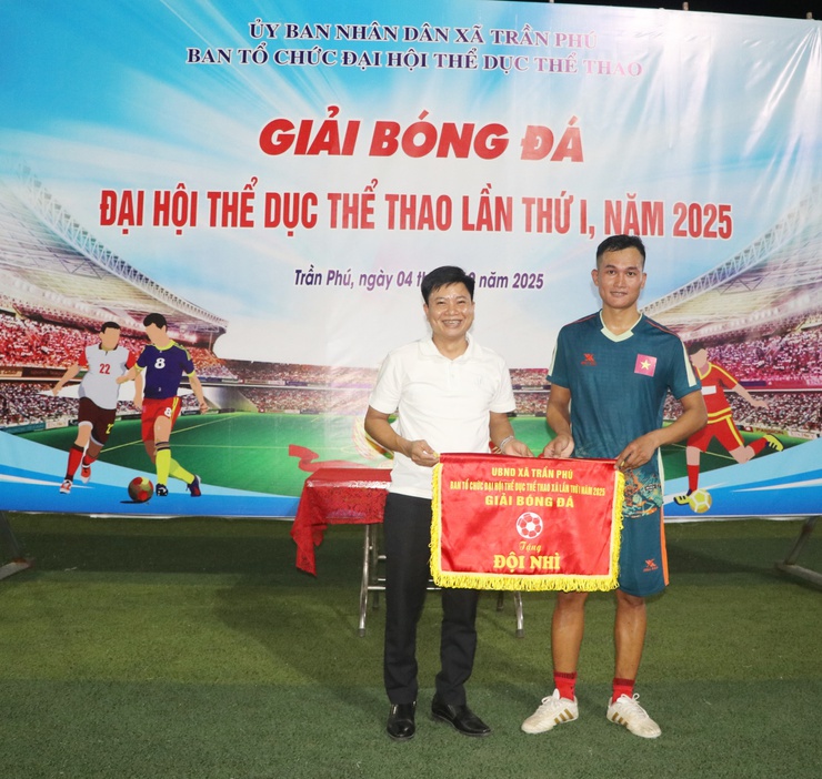 Giải bóng đá Đại hội TDTT xã Trần Phú lần thứ I năm 2025: Đội công an giành cúp vô địch- Ảnh 2.