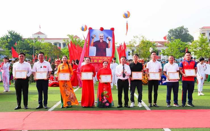 Xã Quốc Oai tưng bừng khai mạc Đại hội Thể dục Thể thao lần thứ Nhất khơi dậy khát vọng vươn lên từ sức mạnh đoàn kết trên mảnh đất anh hùng- Ảnh 40.