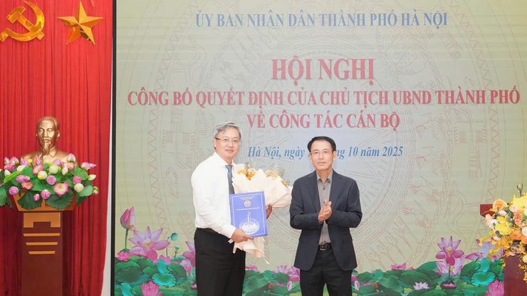 Hội nghị công bố quyết định của Chủ tịch UBND Thành phố về công tác cán bộ phường Nghĩa Đô.- Ảnh 1.