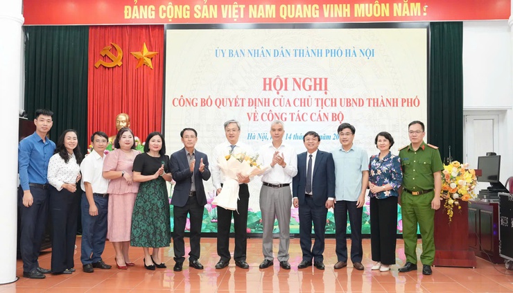 Hội nghị công bố quyết định của Chủ tịch UBND Thành phố về công tác cán bộ phường Nghĩa Đô.- Ảnh 4.