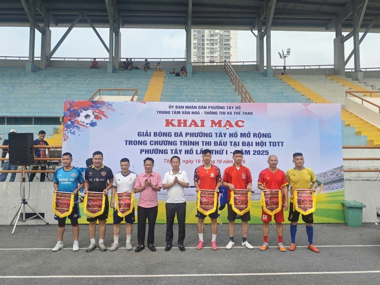 UBND phường Tây Hồ tổ chức thành công giải bóng đá phường mở rộng- Ảnh 2.