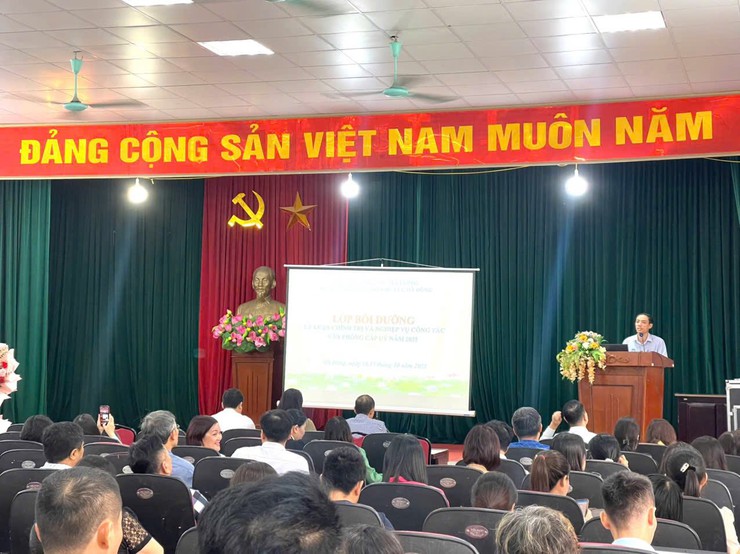 Cán bộ Văn phòng cấp uỷ phường Dương Nội tham gia bồi dưỡng nghiệp vụ công tác Văn phòng cấp uỷ năm 2025- Ảnh 2.