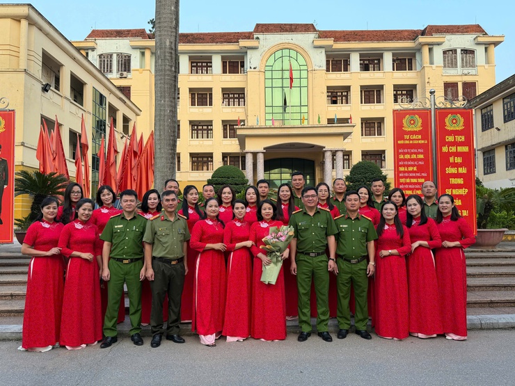 Chi Hội Phụ nữ Công an xã Thanh Trì: Phát huy truyền thống anh hùng, bản lĩnh của Phụ nữ Công an nhân dân- Ảnh 8.