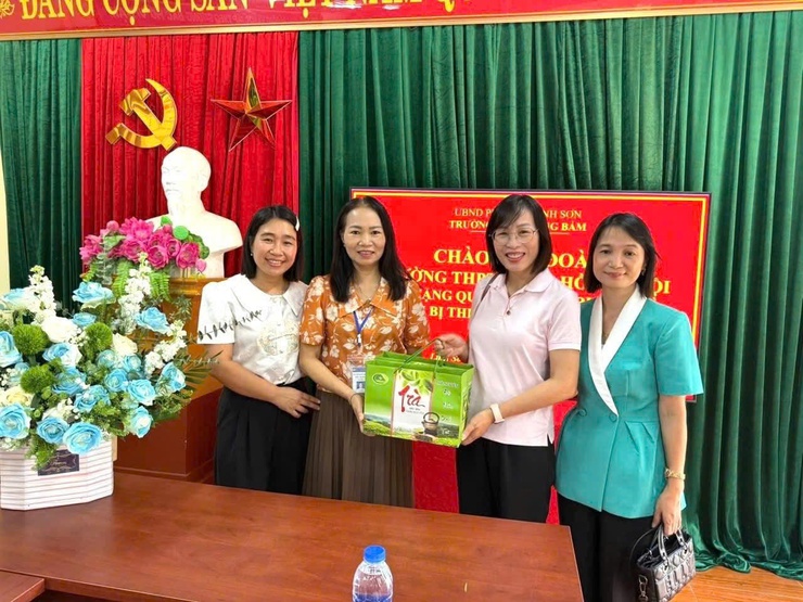 TRƯỜNG THPT NGỌC HỒI CHIA SẺ CÙNG NHÂN DÂN VÙNG CHỊU THIỆT HẠI DO BÃO LŨ, THIÊN TAI- Ảnh 1.