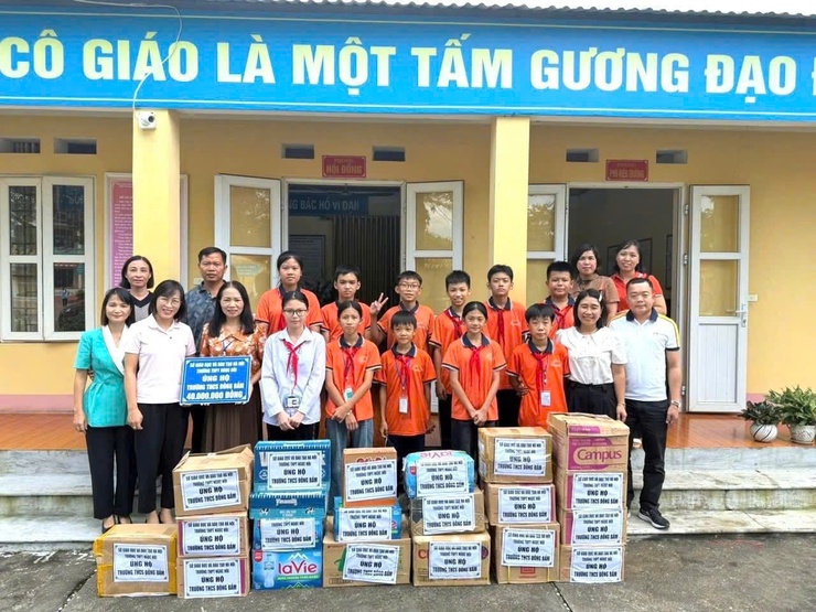 TRƯỜNG THPT NGỌC HỒI CHIA SẺ CÙNG NHÂN DÂN VÙNG CHỊU THIỆT HẠI DO BÃO LŨ, THIÊN TAI- Ảnh 3.