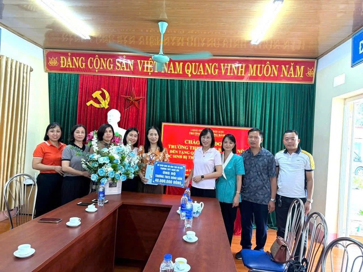 TRƯỜNG THPT NGỌC HỒI CHIA SẺ CÙNG NHÂN DÂN VÙNG CHỊU THIỆT HẠI DO BÃO LŨ, THIÊN TAI- Ảnh 2.