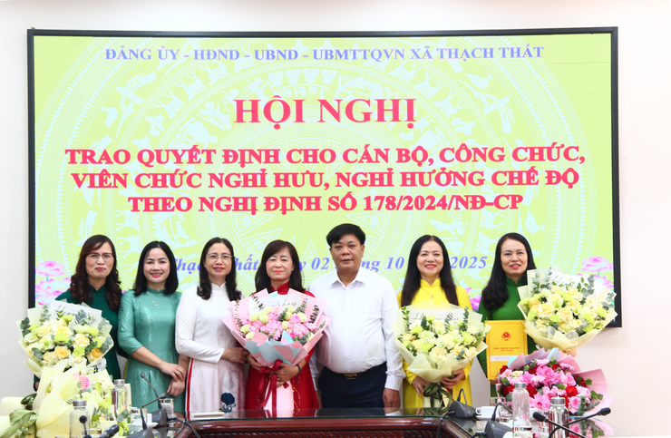 Xã Thạch Thất trao quyết định cho cán bộ, công chức, viên chức nghỉ hưu, nghỉ hưởng chế độ theo Nghị định số 178/2024/NĐ-CP.- Ảnh 5.
