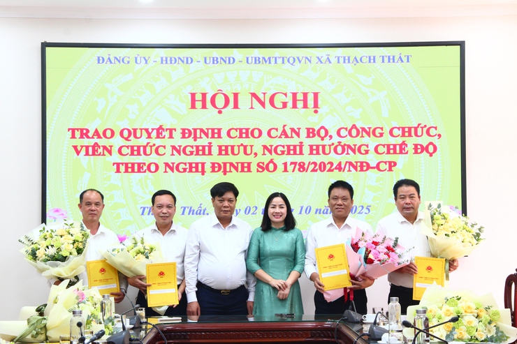 Xã Thạch Thất trao quyết định cho cán bộ, công chức, viên chức nghỉ hưu, nghỉ hưởng chế độ theo Nghị định số 178/2024/NĐ-CP.- Ảnh 8.