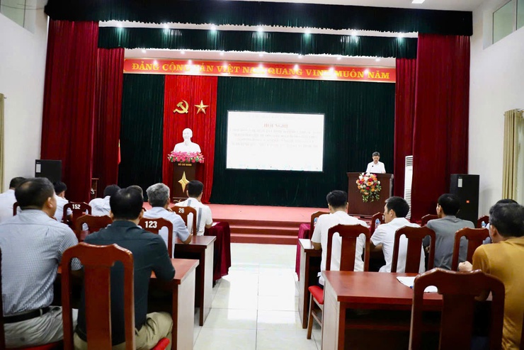 ĐẢNG UỶ - UBND XÃ HỒNG VÂN CÔNG BỐ VÀ TRAO QUYẾT ĐỊNH CHO CÁN BỘ CÔNG CHỨC, VIÊN CHỨC NGHỈ CHẾ ĐỘ- Ảnh 1.