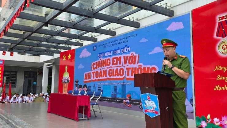 Công an phường Yên Hòa đẩy mạnh tuyên truyền, giáo dục pháp luật về an toàn giao thông trong trường học- Ảnh 1.