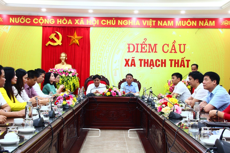 Xã Thạch Thất trao quyết định cho cán bộ, công chức, viên chức nghỉ hưu, nghỉ hưởng chế độ theo Nghị định số 178/2024/NĐ-CP.- Ảnh 1.