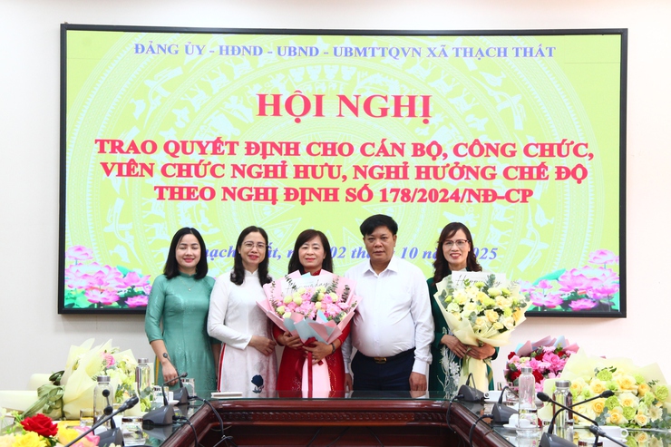 Xã Thạch Thất trao quyết định cho cán bộ, công chức, viên chức nghỉ hưu, nghỉ hưởng chế độ theo Nghị định số 178/2024/NĐ-CP.- Ảnh 4.