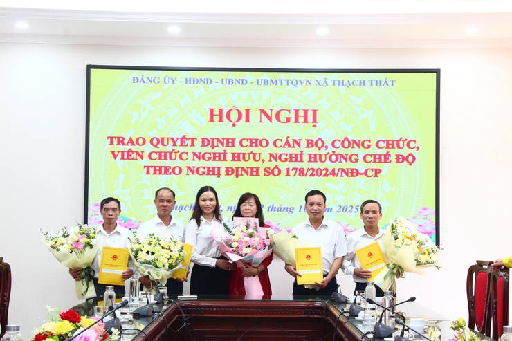 Xã Thạch Thất trao quyết định cho cán bộ, công chức, viên chức nghỉ hưu, nghỉ hưởng chế độ theo Nghị định số 178/2024/NĐ-CP.- Ảnh 7.