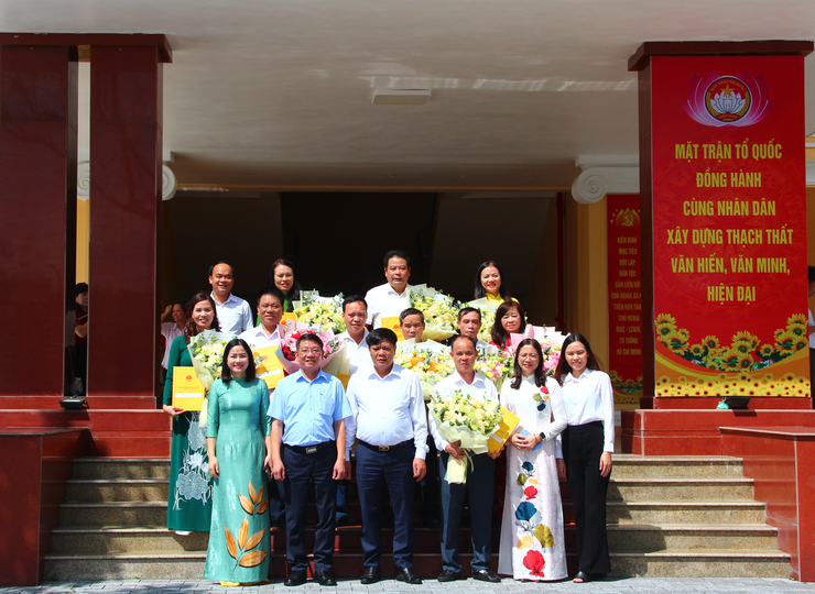 Xã Thạch Thất trao quyết định cho cán bộ, công chức, viên chức nghỉ hưu, nghỉ hưởng chế độ theo Nghị định số 178/2024/NĐ-CP.- Ảnh 14.