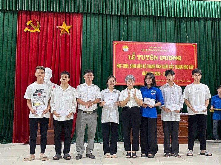 Chi hội Khuyến học Phú Vinh Tuyên dương học sinh, sinh viên xuất sắc năm học 2024 - 2025- Ảnh 1.