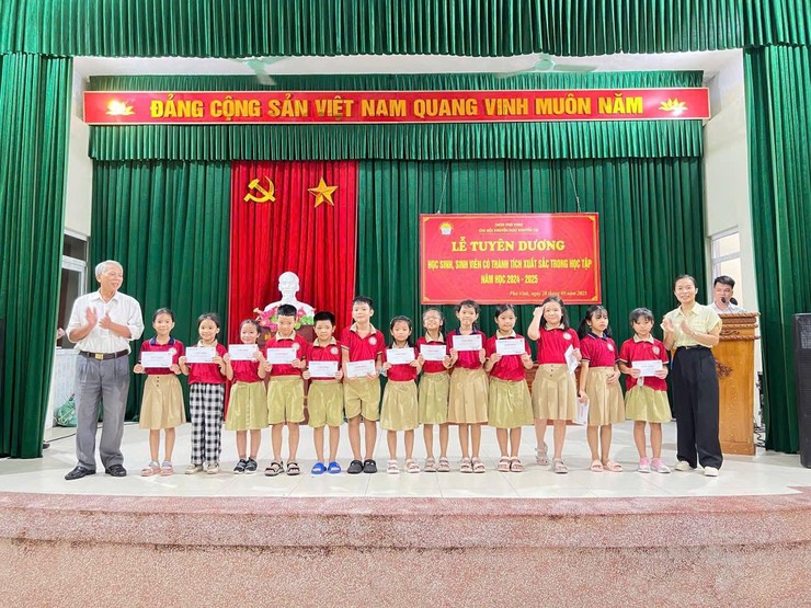 Chi hội Khuyến học Phú Vinh Tuyên dương học sinh, sinh viên xuất sắc năm học 2024 - 2025- Ảnh 2.