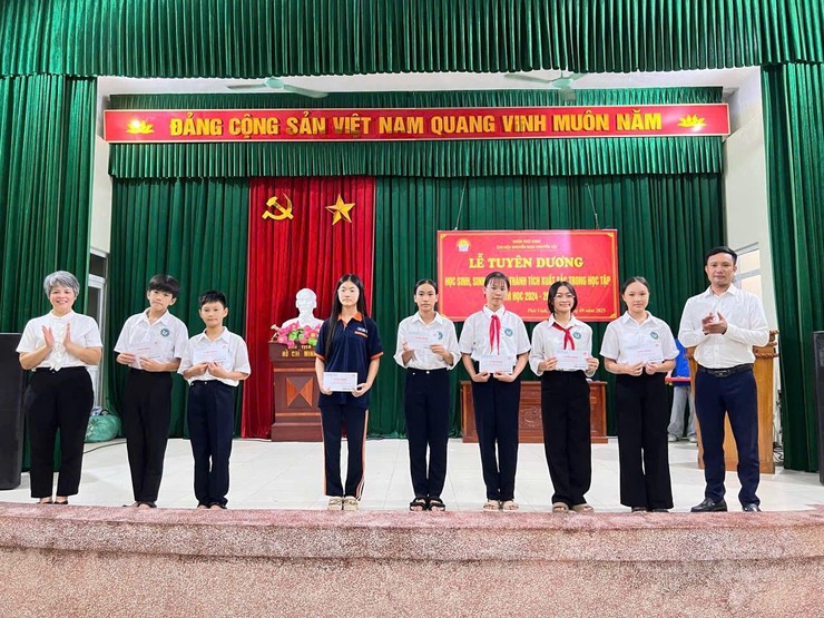 Chi hội Khuyến học Phú Vinh Tuyên dương học sinh, sinh viên xuất sắc năm học 2024 - 2025- Ảnh 4.