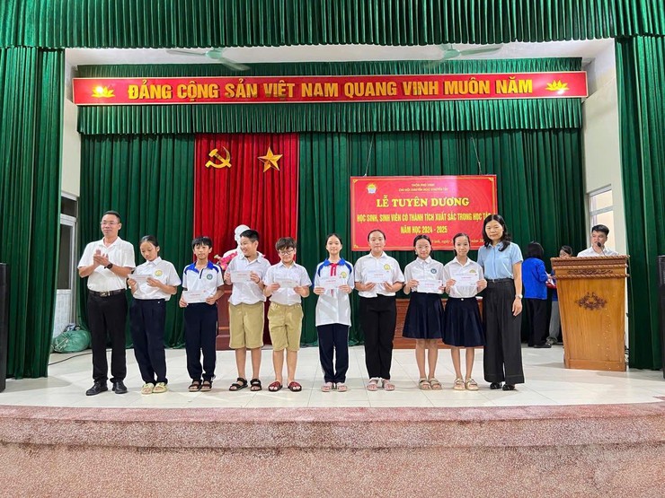 Chi hội Khuyến học Phú Vinh Tuyên dương học sinh, sinh viên xuất sắc năm học 2024 - 2025- Ảnh 5.