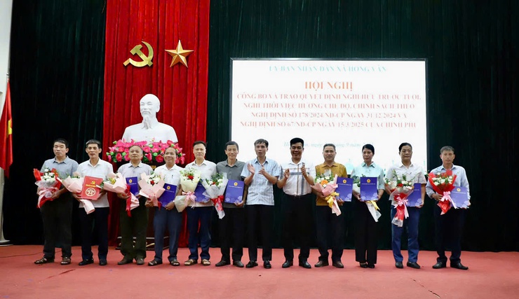 ĐẢNG UỶ - UBND XÃ HỒNG VÂN CÔNG BỐ VÀ TRAO QUYẾT ĐỊNH CHO CÁN BỘ CÔNG CHỨC, VIÊN CHỨC NGHỈ CHẾ ĐỘ- Ảnh 2.