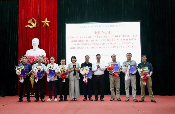 ĐẢNG UỶ - UBND XÃ HỒNG VÂN CÔNG BỐ VÀ TRAO QUYẾT ĐỊNH CHO CÁN BỘ CÔNG CHỨC, VIÊN CHỨC NGHỈ CHẾ ĐỘ- Ảnh 3.