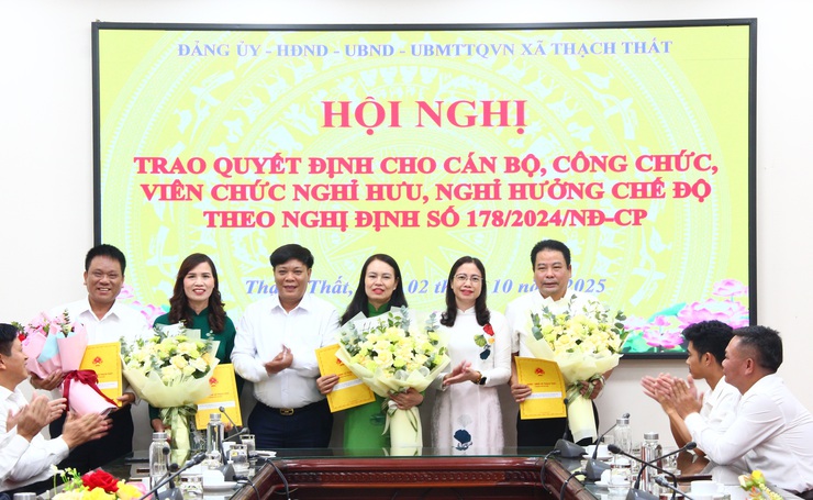 Xã Thạch Thất trao quyết định cho cán bộ, công chức, viên chức nghỉ hưu, nghỉ hưởng chế độ theo Nghị định số 178/2024/NĐ-CP.- Ảnh 9.