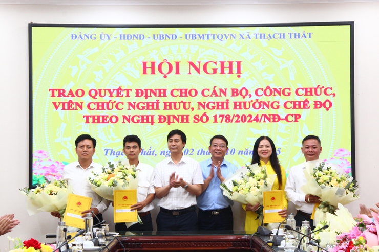 Xã Thạch Thất trao quyết định cho cán bộ, công chức, viên chức nghỉ hưu, nghỉ hưởng chế độ theo Nghị định số 178/2024/NĐ-CP.- Ảnh 3.