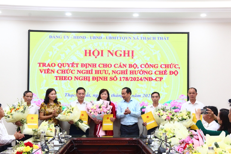 Xã Thạch Thất trao quyết định cho cán bộ, công chức, viên chức nghỉ hưu, nghỉ hưởng chế độ theo Nghị định số 178/2024/NĐ-CP.- Ảnh 6.