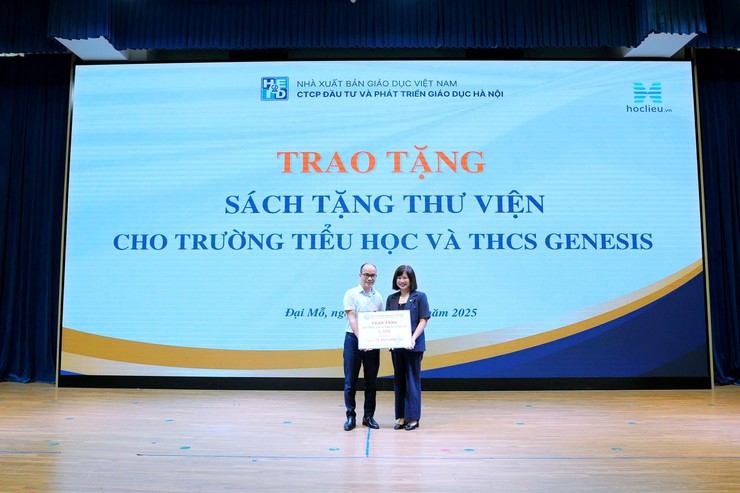 Công ty Cổ phần Đầu tư và Phát triển Giáo dục Hà Nội đã trao tặng tài khoản học liệu số trên nền tảng Hoclieu.vn cho các đơn vị trường học trên địa bàn phường