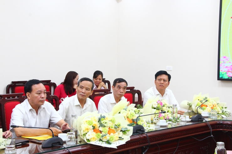 Xã Thạch Thất trao quyết định cho cán bộ, công chức, viên chức nghỉ hưu, nghỉ hưởng chế độ theo Nghị định số 178/2024/NĐ-CP.- Ảnh 16.